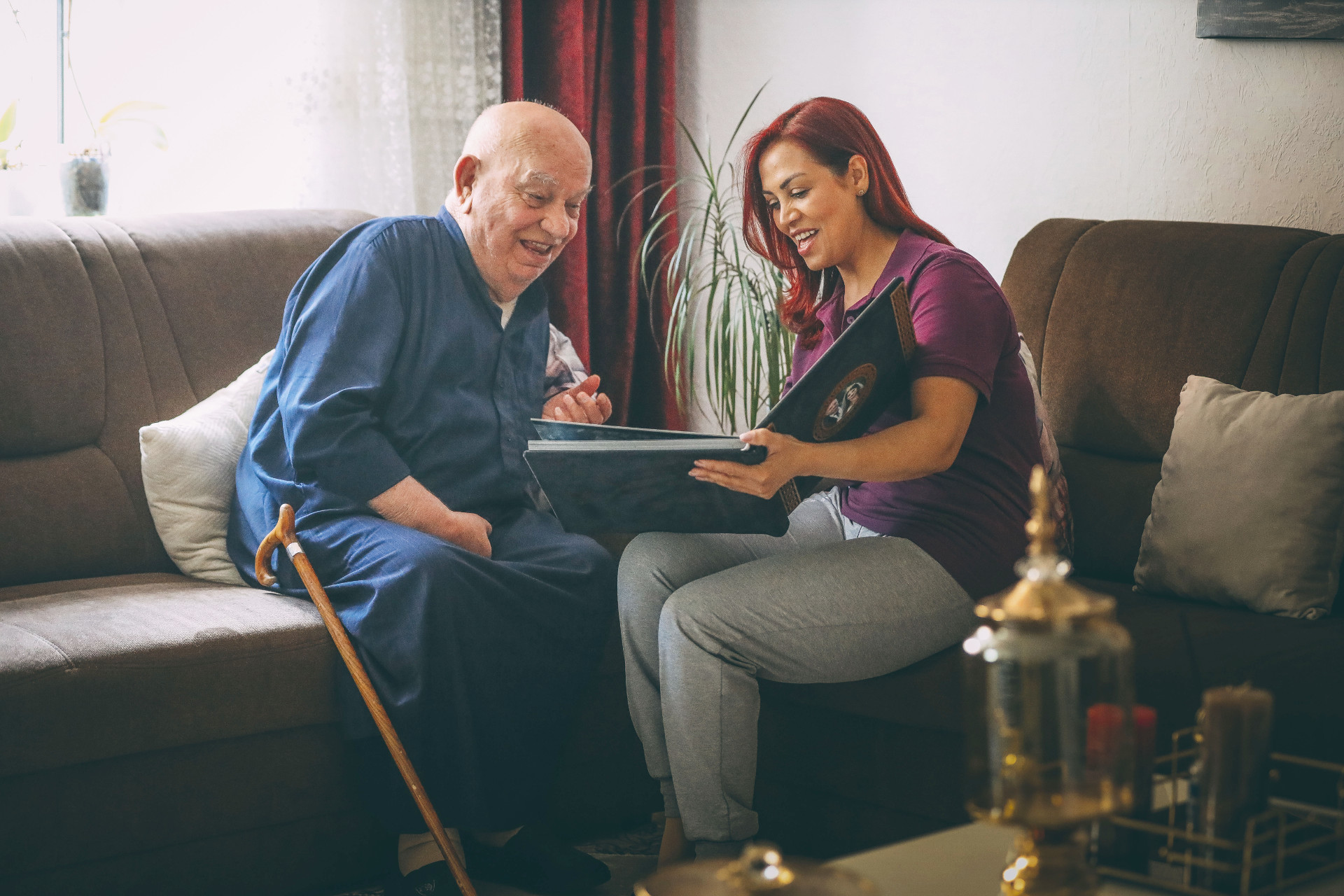 Pflegekraft bei der Unterstützung eines Seniors in seinem Zuhause